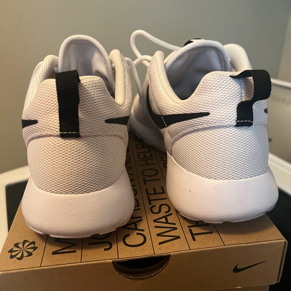 Nike Tanjun shoes , gently worn, unisex, black and white , ladies 10.5 men 9. - Picture 5 of 6